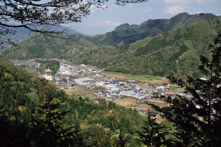 天神峠の先で展望が開けると、富士急行線の田野倉駅方面の眺望がいい。この先では九鬼山の眺望もいい。