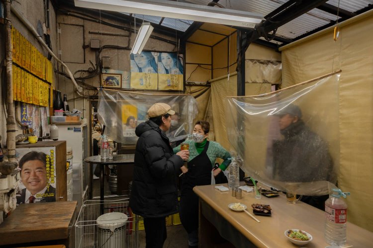 店内裏手に離れがあった。「焼き鳥が来るまで、もつ煮とポテサラを食べながら待ってて」「注文してないけどママ、ありがたくいただきます」。