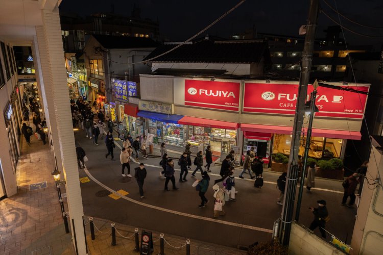 乗り換え客がゾロゾロ。