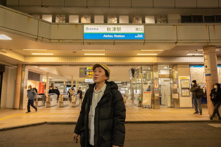 スタートの秋津駅。「今日は冷えるなあ。さくっと一杯引っかけて帰りますか」。