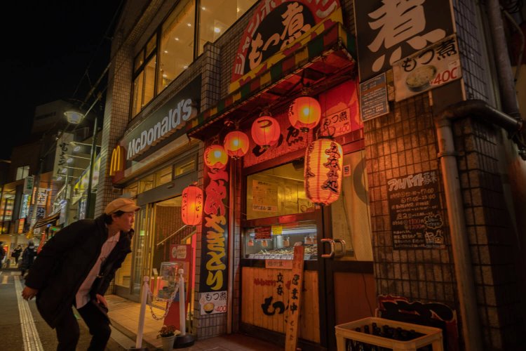駅前のマックのすぐ横に……。「やきとりにもつ煮、もつ煮、もつ煮～！これは入るしかない」。