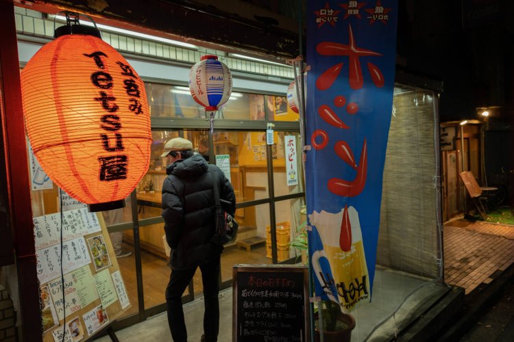路地の先にも赤提灯の誘惑が。「新秋津駅はもう目の前だけど、ラスト1軒だけ」。