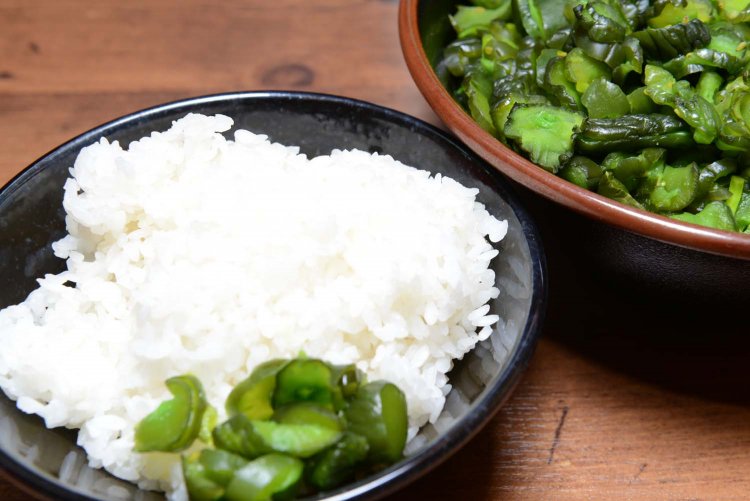 炭を入れてガス釜で炊いたライスはつやつやと光って甘さがある。