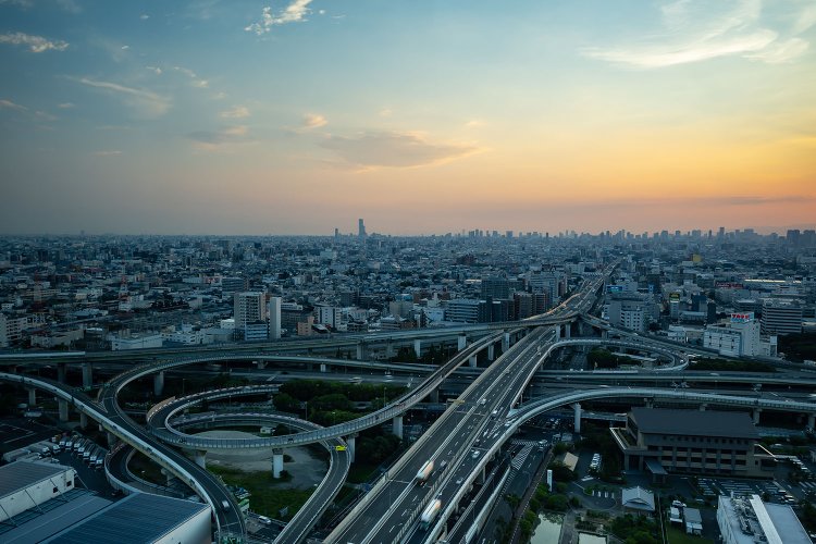 大阪市の東側に位置する東大阪市が舞台。