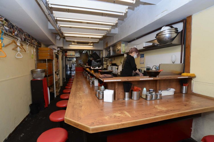 カウンター13席のみの店内。