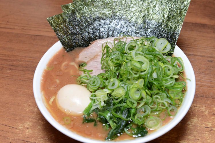 トッピングがたっぷりとのった特製らーめん。