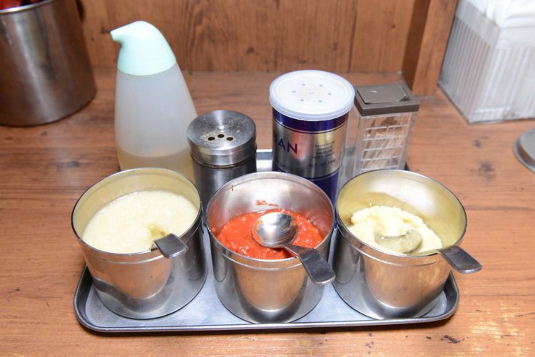 卓上にはコショウのほか、豆板醤やニンニク、ショウガなどがあるので、好みの味に仕上げよう。