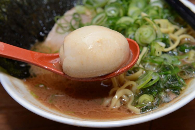 1日に約180個仕込むという半熟味玉は人気だ。