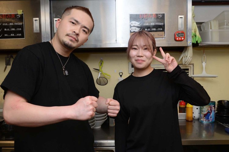 店長の河埜丈士さんとスタッフの熊谷有花さん。