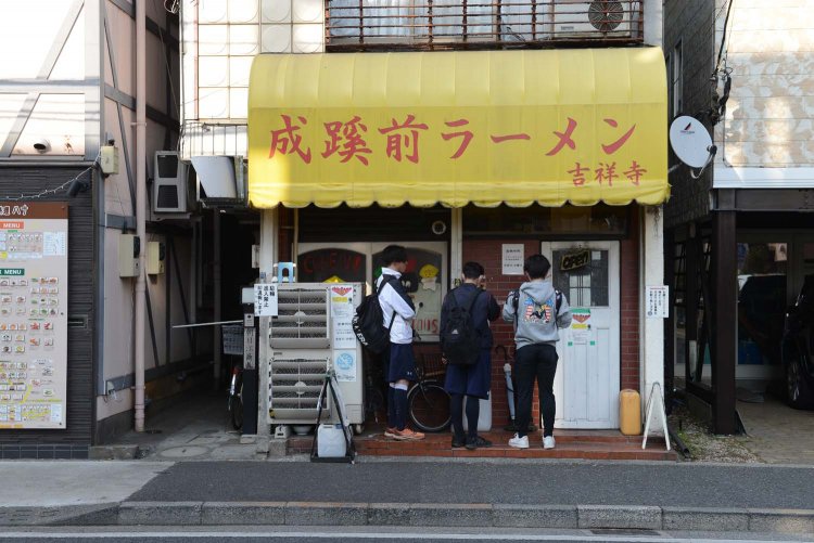 行列が絶えない人気店なので、店頭には列の並び方の説明が書かれている。