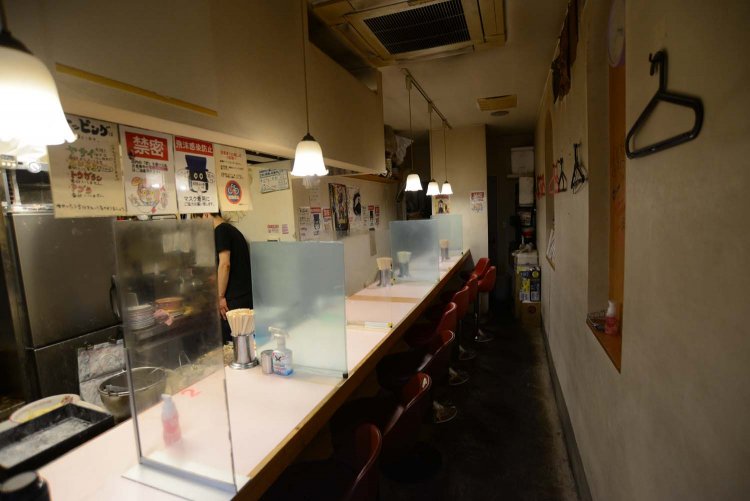 奥に細長い店内は、カウンター9席のみ。