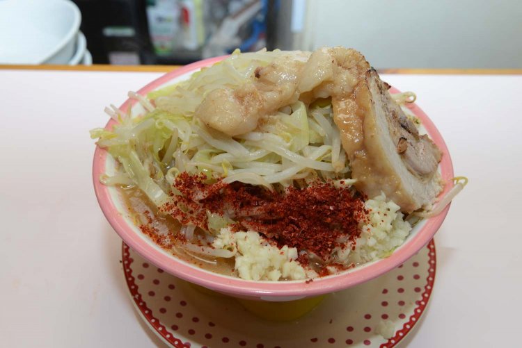 ヤサイ、ニンニク、トウガラシ、アブラをトッピングした中ラーメン。