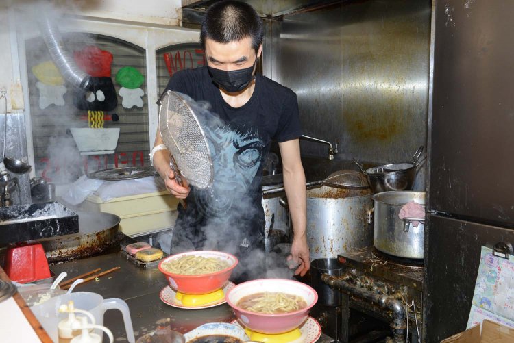 朝早くから仕込みをする店主の佐々木さん。