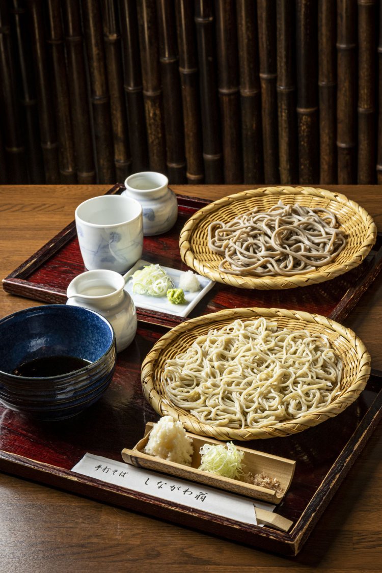 辛味大根の二八おろしそば1250円（手前）、黒みを帯びた太い田舎そば950円。