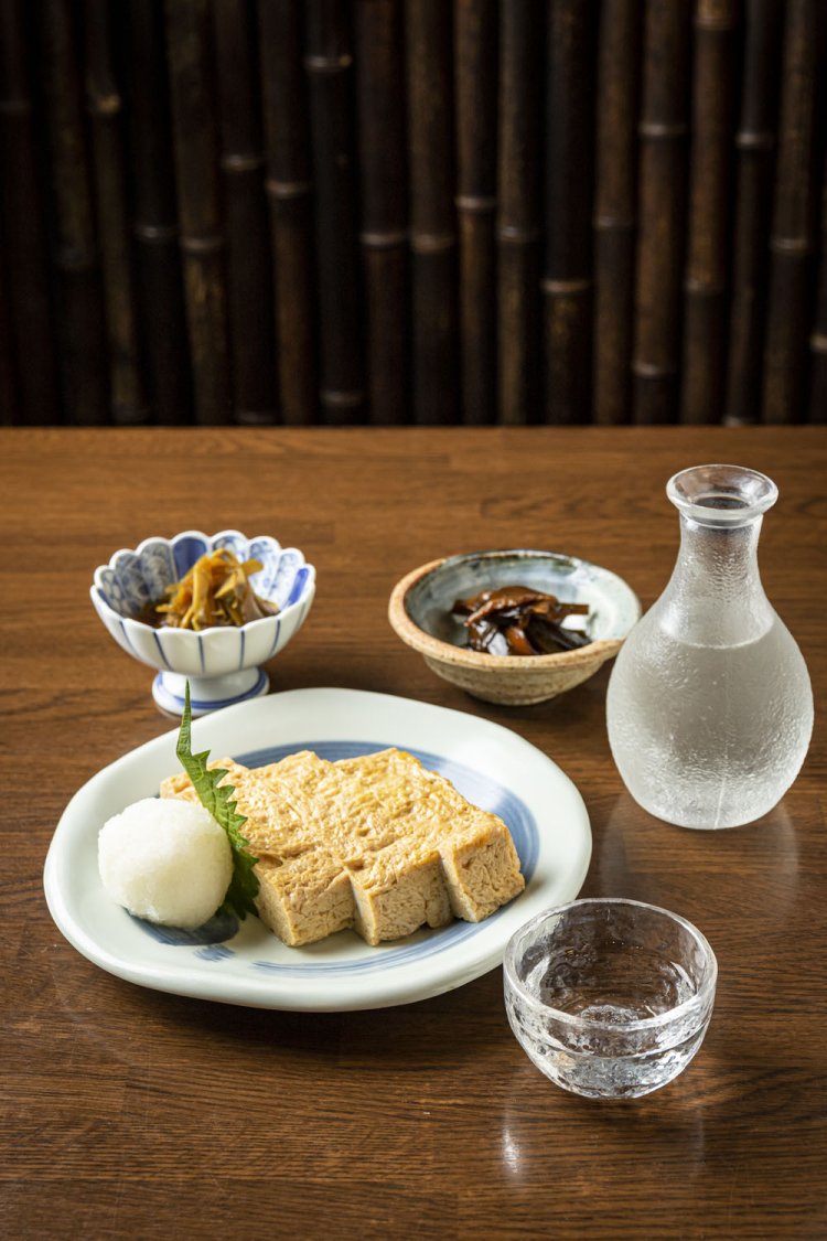 玉子焼き（夜のみ）1050円、わさびの醤油漬け450円、辛口の「四季桜」900円。