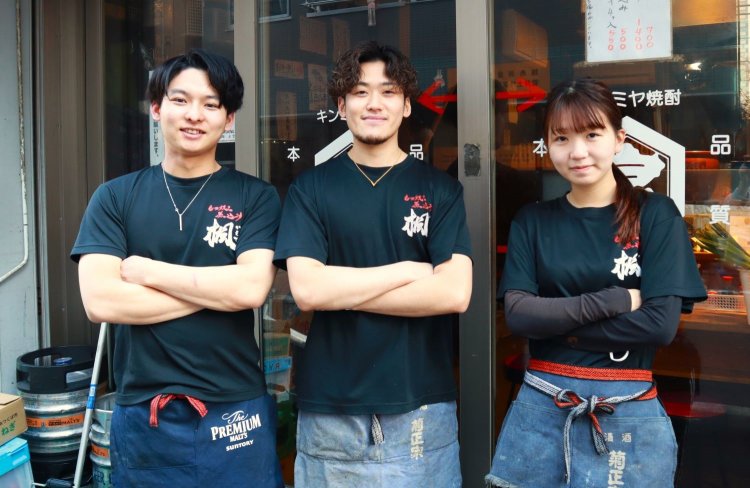 店長の福地さん（写真真ん中）をはじめ、元気ハツラツな従業員との会話も楽しめる。