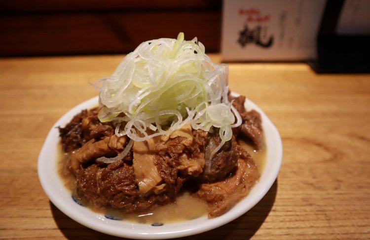 10種類のもつと牛すじの入った煮込み。ネギもたっぷりだ。