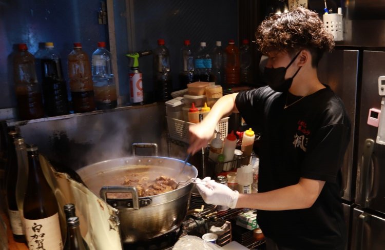 大きな鍋でじっくり煮込む。