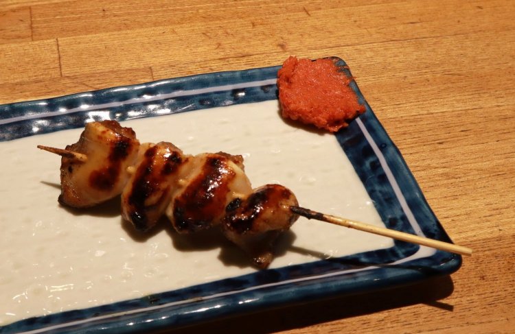 のどぶえの他、たんすじ（舌筋）、ぶれんず（脳）……インパクト大なもつの串焼きが揃う。