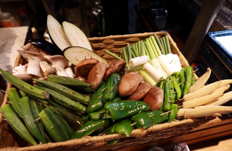 カウンターには、仕込みされた野菜串も並ぶ。ぜひ一緒に頼みたい。