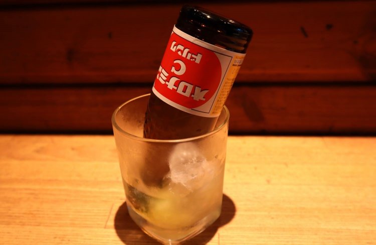 グラスに、オロナミンCのビンが突っ込まれた状態で登場。