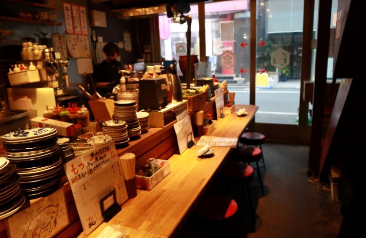 カウンター12席の他、店の奥には4人掛けのテーブル席が一つ。