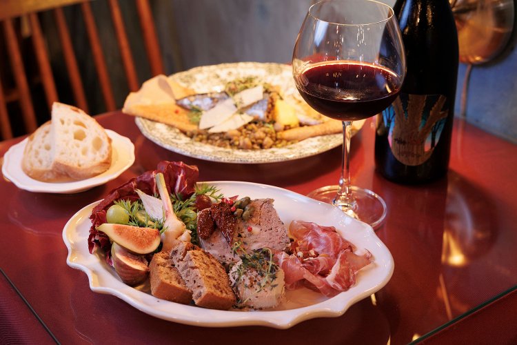 一番街で混沌の美を放つ『CHEZ MOI』。