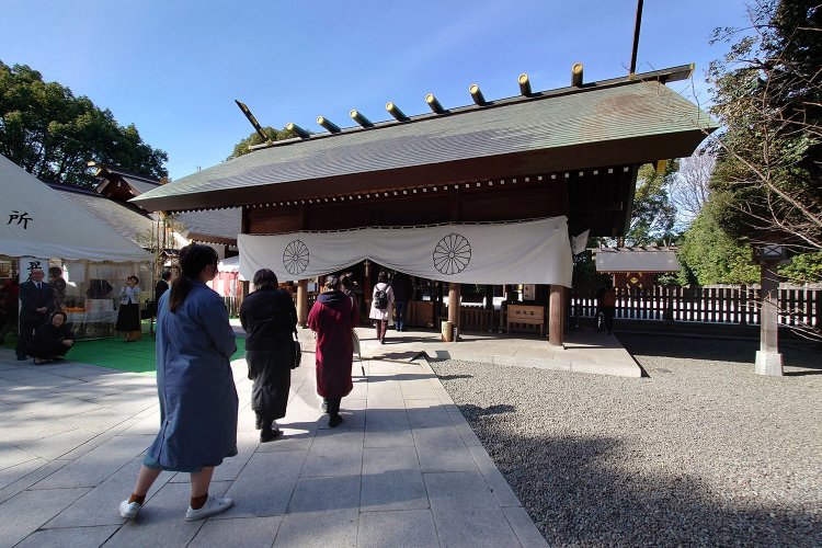 骨董市も名物の阿佐ケ谷神明宮。