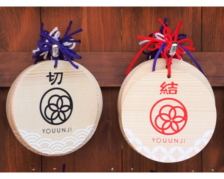 縁切り/縁結び絵馬。ほかにお岩さんの姿が描かれた開運絵馬も。