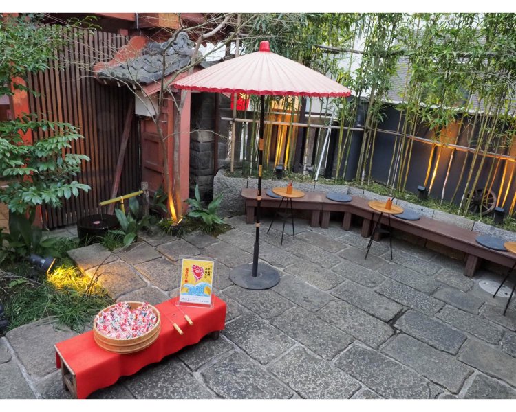 奥にはくつろげるスペースもあり、旅館の一角のよう。