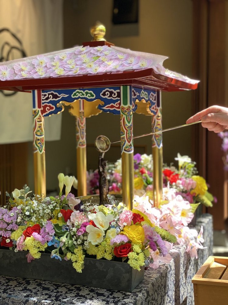 釈迦の誕生日である4月8日の花まつりの日には花御堂が設けられ、明るい境内がより一層華やかに。参拝者は誕生時の姿をかたどった誕生仏に甘茶をかけて生誕を祝う。花まつり限定の御朱印も楽しみだ。
