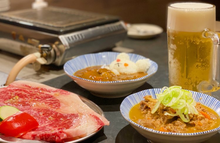 さまざまな食感の肉が混ざる、極上肉もつ煮込みにもつカレー。