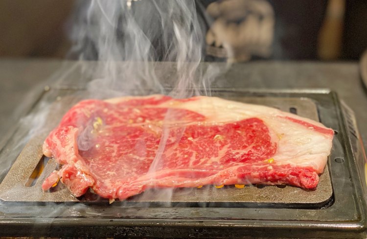 焼き上がりが待ちきれないヤリ過ぎ大判ロース。