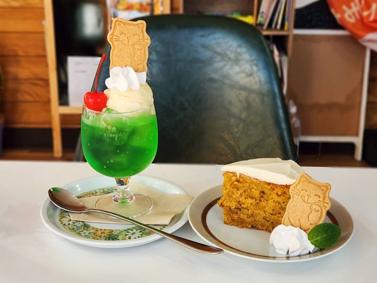 ミニクリームソーダ 400円、本日のケーキ 400円。