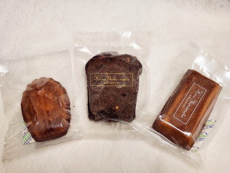 左からマドレーヌ280円、ケーク・ショコラオランジュ290円、フィナンシェ ショコラピスタチオ290円。