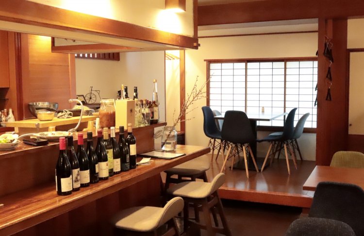 外観からは想像がつかないほどに温かみのある店内。