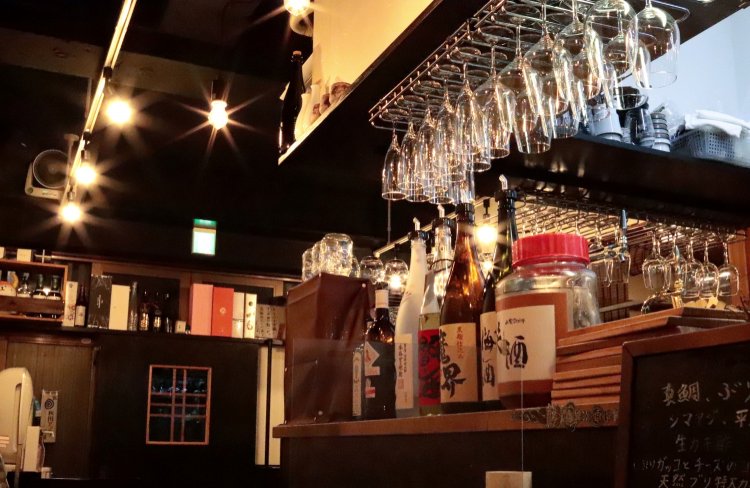 調理場から客席の全体に目が届くようになっていてアットホームな雰囲気。