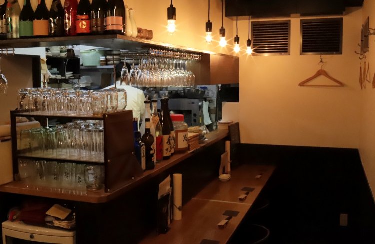 全部で24席ほどの落ち着いた店内。