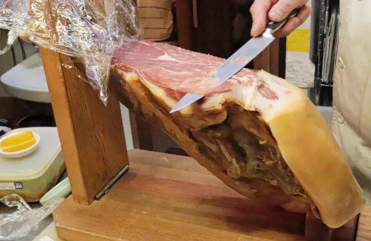 秋田産の生ハムや、知り合いの牧場から仕入れた馬刺しなど肉類も充実している。