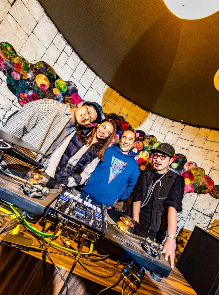 キャラ立ちが最高なウラカシ百年会の店主たち。吉岡さんの店『縫』のDJブースで爆上がりの図。右が現会長『iii3』の田中さん。