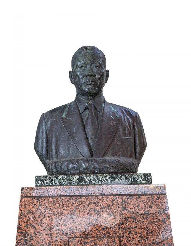 ダブルデッキ建設など東口再開発に尽力した第3代市長・山澤諒太郎。銅像がデッキ下に。