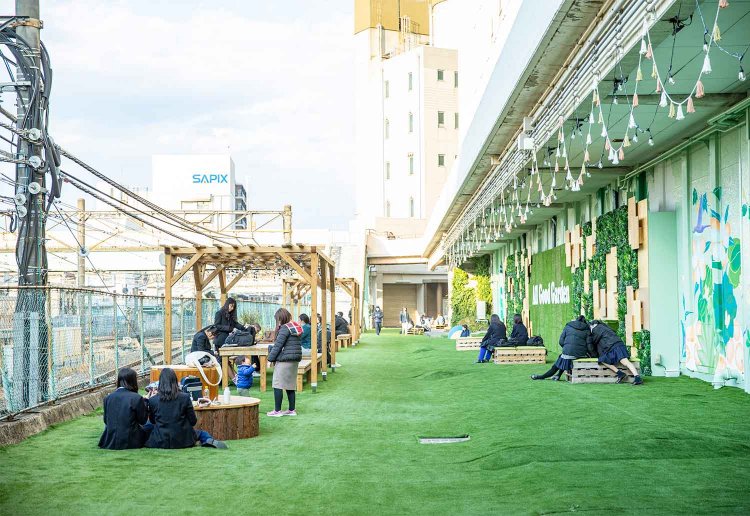 「『GREEN UP KASHIWA』という取り組みが始まり、旧そごうの西側などに植栽や人工芝が配置されました」と柏アーバンデザインセンターの安藤さん。