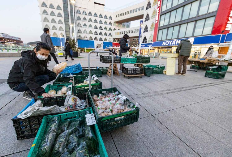 ダブルデッキでは地元農家数軒が毎週水曜日の16～18時にマルシェを出店。有機野菜や珍しい品種目当ての客が集う。※2023年4月5日まで開催