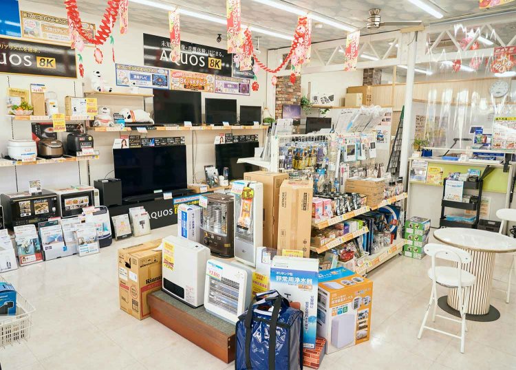 電球からひと通りの家電が揃う店内。ドローンも販売。