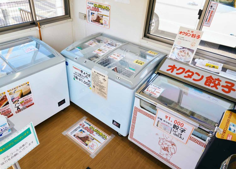 冷凍ケースだらけの無人販売所。
