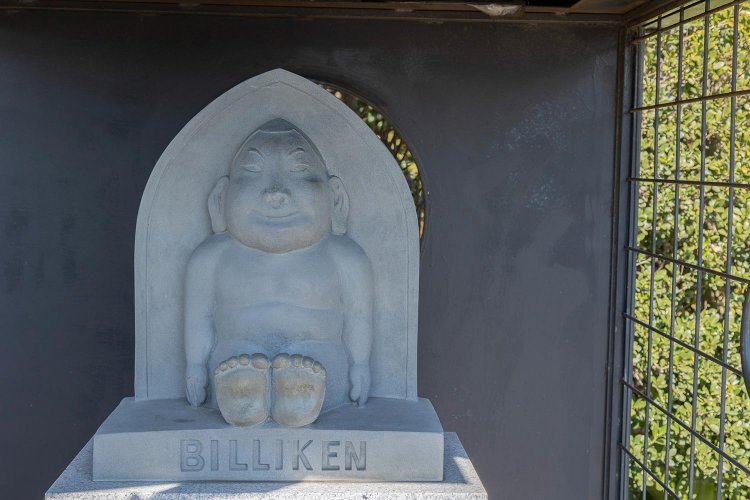 利根運河のほとりには、幸福の神様・ビリケンさんが。地域の繁栄を願って建立されたという。