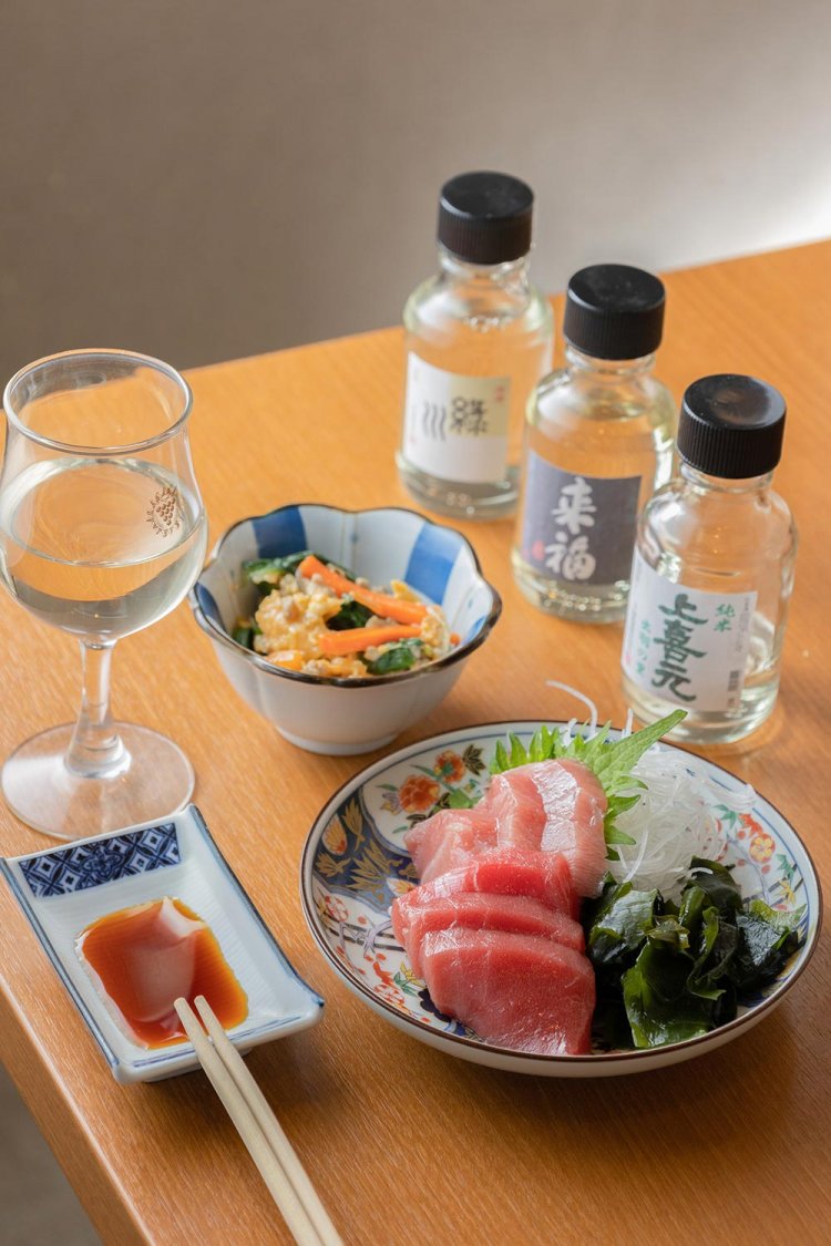 人気のマグロ刺し1078円に合わせるなら、日本酒550円100㎖を飲み比べで。