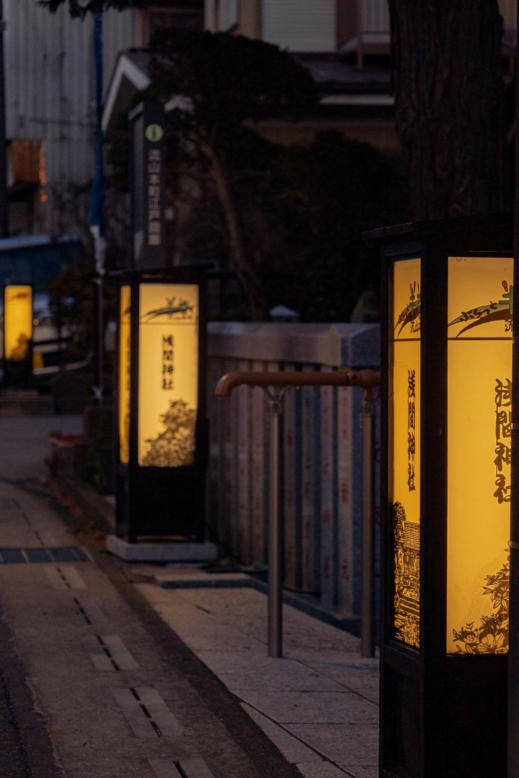 日が傾き始めると、街中の切り絵行灯に火がともり、闇夜を幻想的に照らし出す。