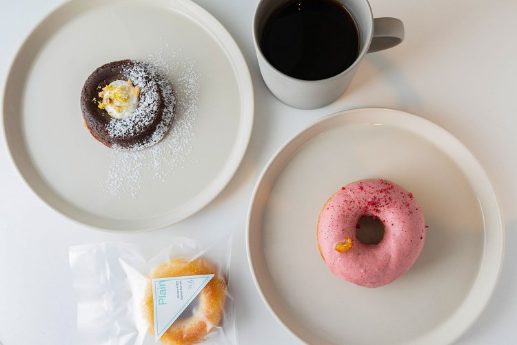 左上から時計回りに、フルショコラ457円、ハンドドリップコーヒー500円、ストロベリー305円、グルテンフリー340円～。