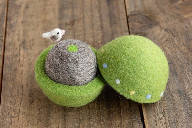 たまごの針刺し1980円やサメのがま口2750円など、可愛らしい見た目の小物も販売する。